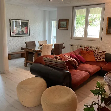 Flat With View E Garden Bed and breakfast